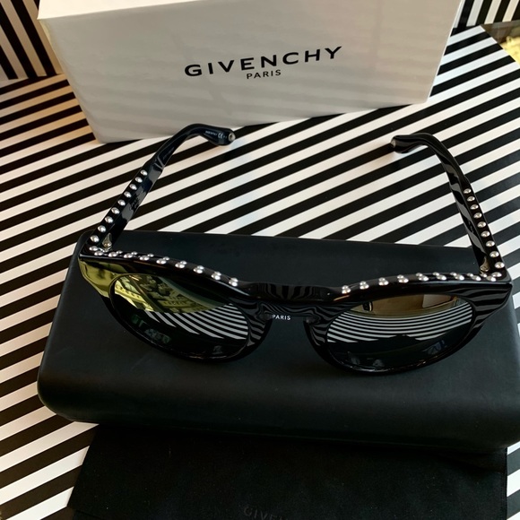 💜Givenchy black studded sunglasses - Picture 4 of 6